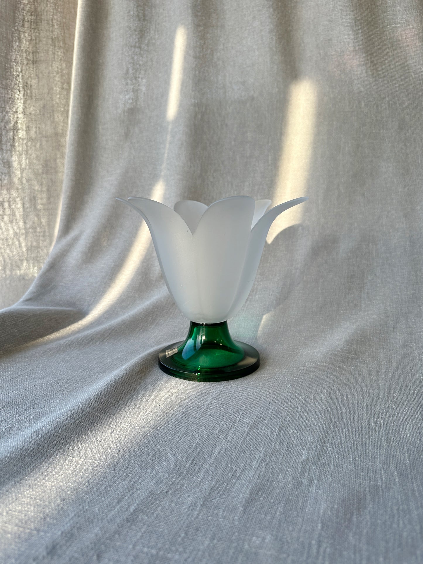 Blomformad skål på grön fot