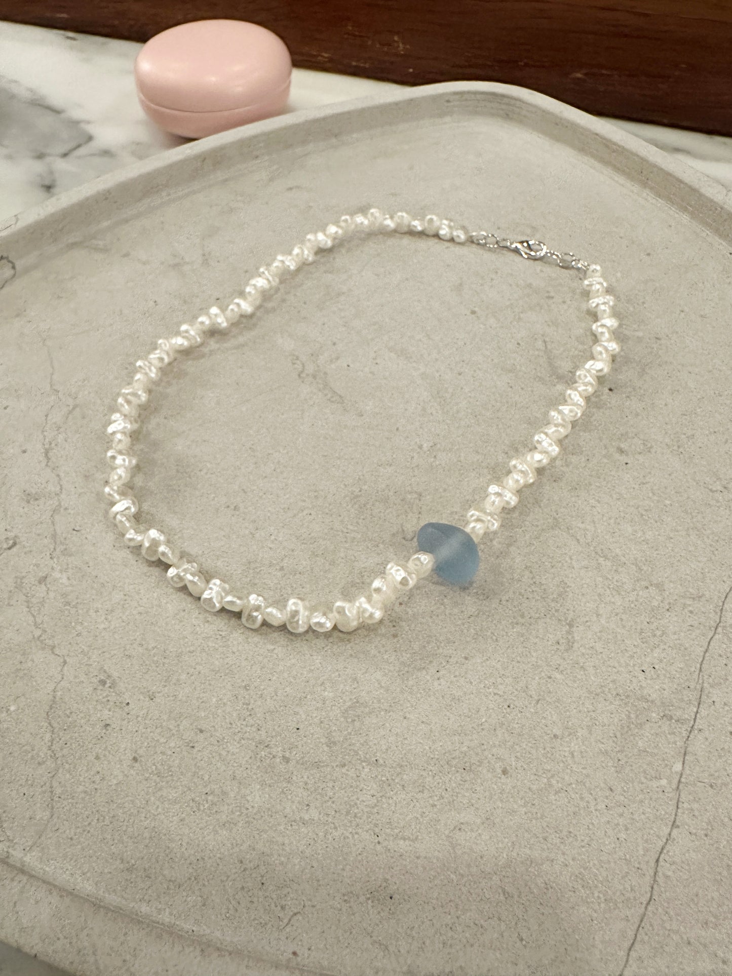 Pärlhalsband med blå pärla
