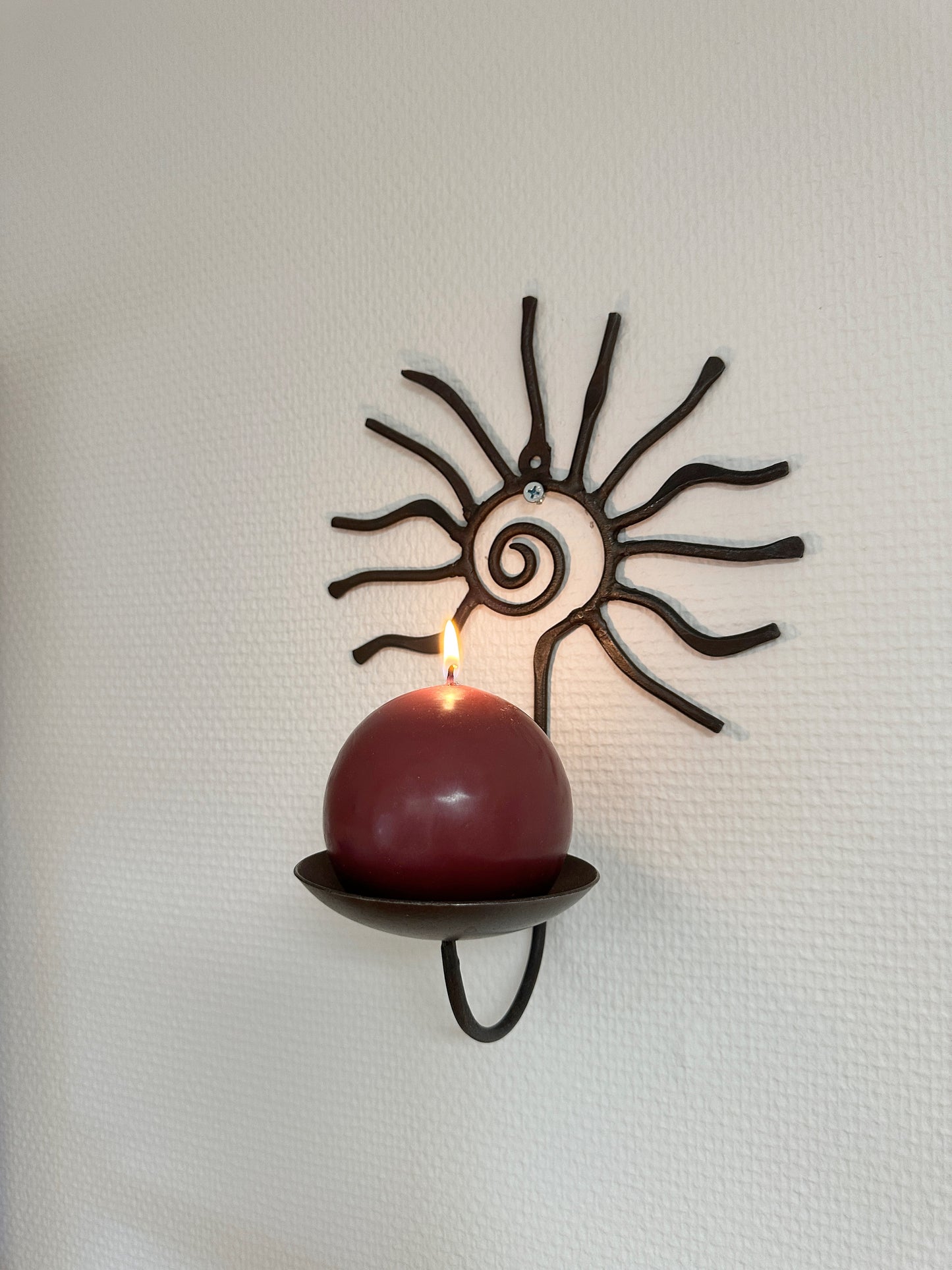 Solformad ljuslampett i smide