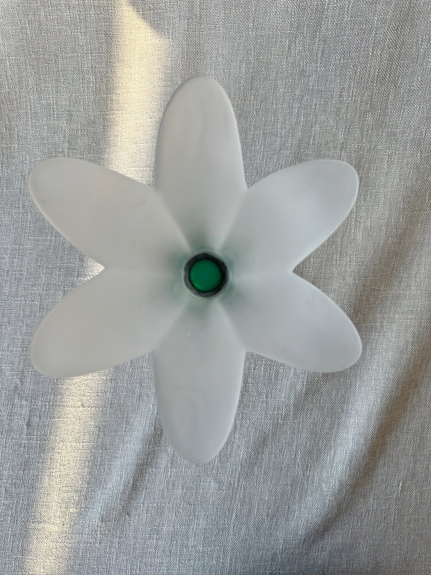 Blomformad skål på grön fot