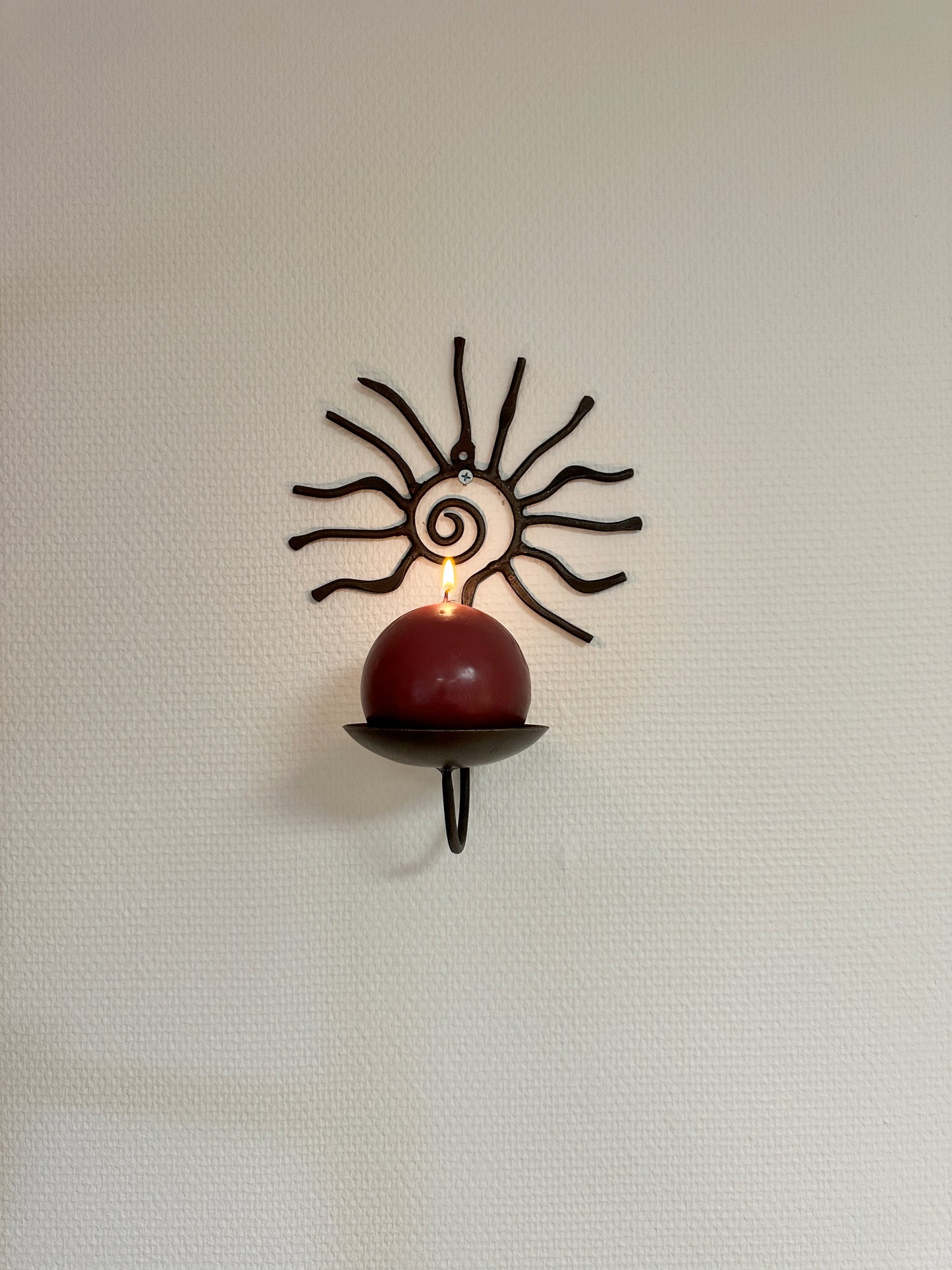 Solformad ljuslampett i smide